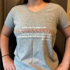 NWOT Gray Thanksgiving Graphic T-Shirt Short Sleeve V Neck Size large